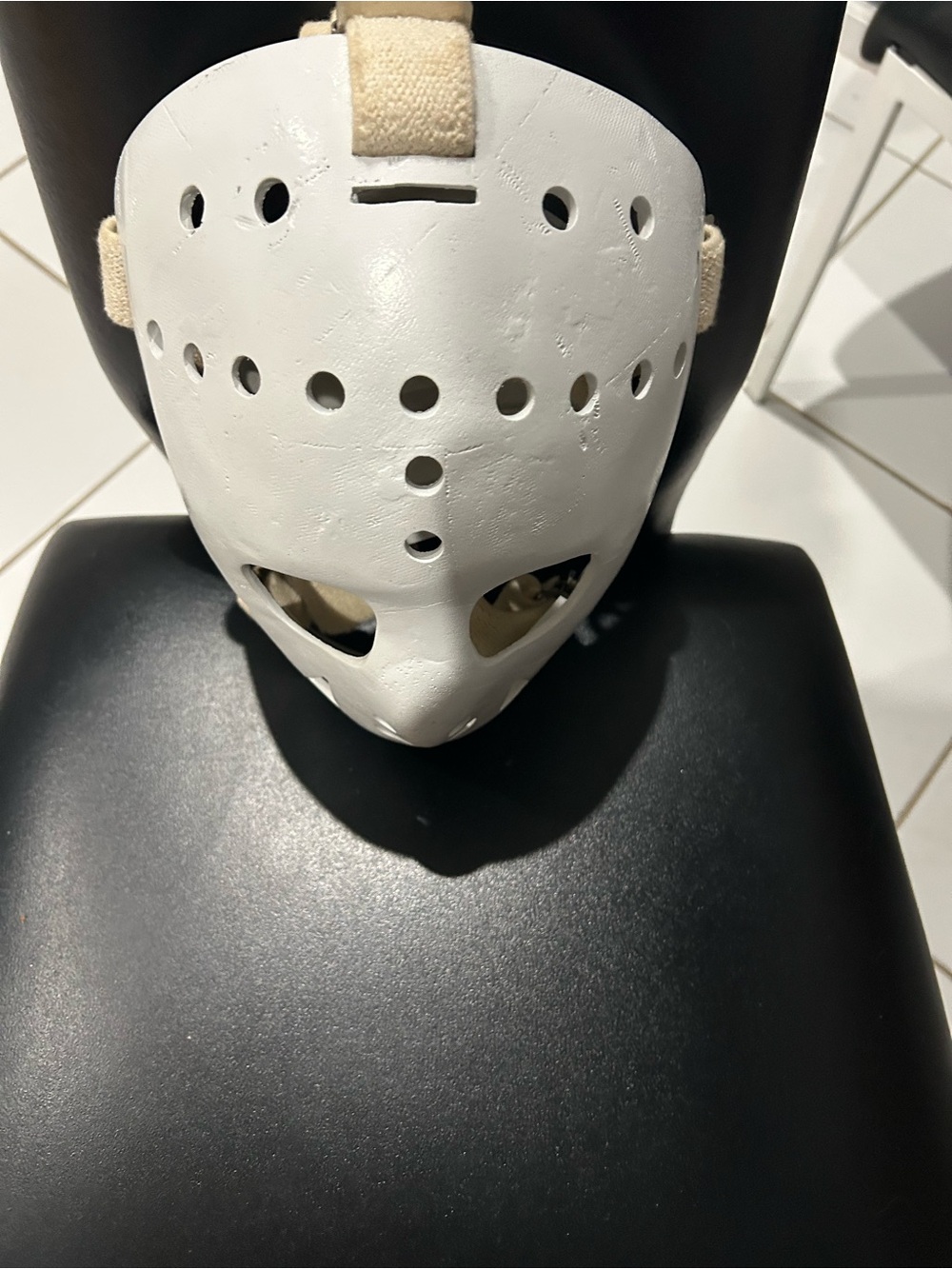 Goalie mask for display. Ernie Higgins design as worn by many classic NHL goalie - Picture 2 of 5
